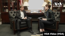 Конгресмен-демократ від штату Індіана Майк Квіглі, під час інтерв'ю з журналісткою української служби Голосу Америки, Катериною Лісуновою.