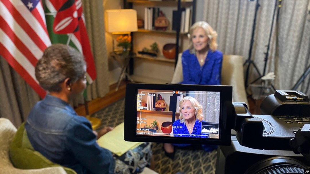 Ibu negara AS, Jill Biden, saat diwawancarai oleh jurnalis the Associated Press, Darlene Superville, saat lawatan di Nairobi, Kenya, 24 Februari 2023. (Foto: Brian Inganga/AP Photo)
