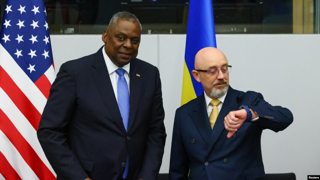 Министр обороны США Ллойд Остин и министр обороны Украины Алексей Резников перед заседанием контактной группы по вопросам обороны Украины в Брюсселе, Бельгия, 15 июня 2023 года