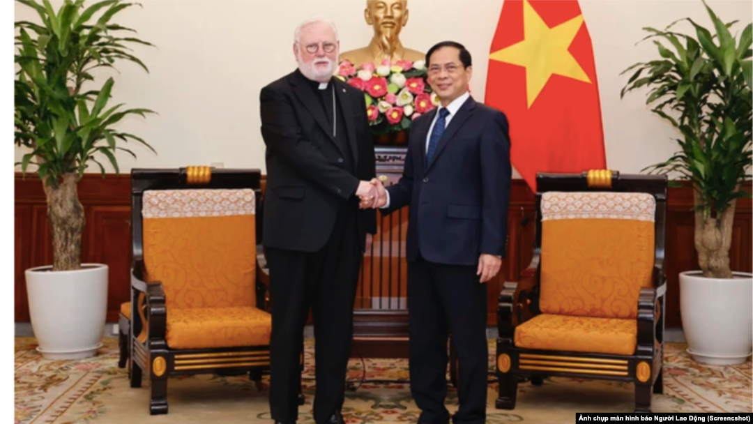 Ngoại trưởng Bùi Thanh Sơn tiếp Tổng giám mục Paul Richard Gallagher tại Hà Nội hôm 9/4