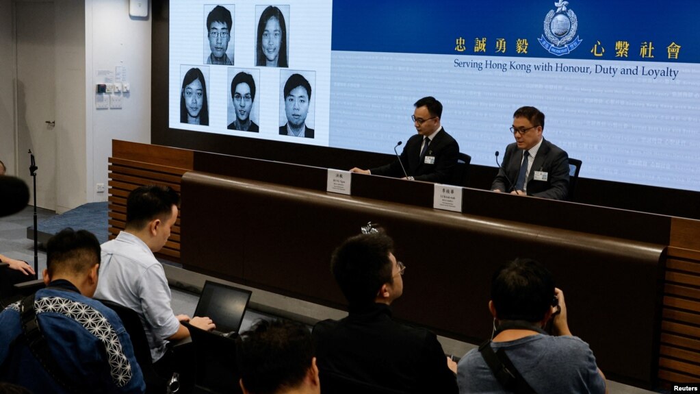 香港當局在記者會上公佈被通緝的五名活動人士的照片。（2023年12月14日）