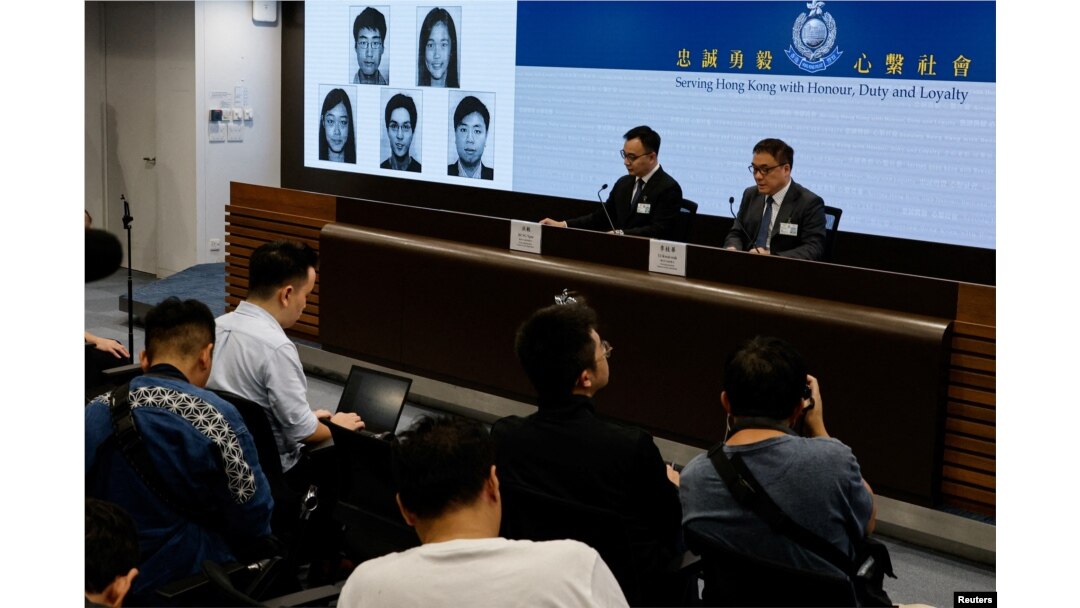 香港当局在记者会上公布被通缉的五名活动人士的照片。（2023年12月14日）