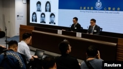 资料照：香港当局在记者会上公布被通缉的五名活动人士的照片。（2023年12月14日）