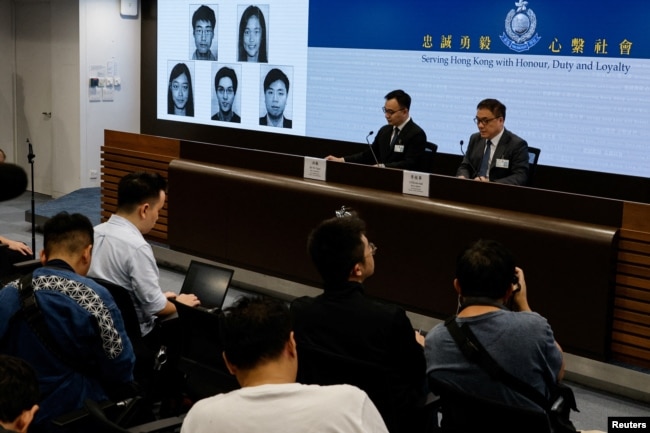 香港当局在记者会上公布被通缉的五名活动人士的照片。（2023年12月14日）
