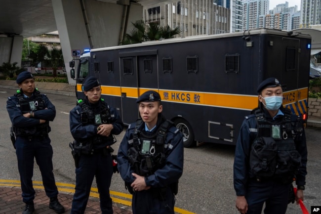 香港壹传媒创办人黎智英乘坐的监狱武装车离开西九龙法院。(2023年12月18日)