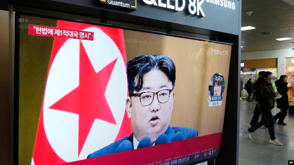 资料照片：2024年1月16日，韩国首尔一个电视屏幕显示的新闻节目中的朝鲜领导人金正恩。（美联社照片）(photo:VOA)