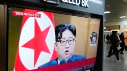 Sebuah layar televisi yang terpasang di stasiun kereta api di Seoul menunjukkan pemimpin Korea Utara Kim Jong Un dalam sebuah program berita, pada 16 Januari 2024. (Foto: AP/Ahn Young-joon)