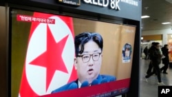 Sebuah layar televisi yang terpasang di stasiun kereta api di Seoul menunjukkan pemimpin Korea Utara Kim Jong Un dalam sebuah program berita, pada 16 Januari 2024. (Foto: AP/Ahn Young-joon)