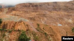 ARCHIVO - Se ven camiones cuando comienza la producción de cobre en el proyecto minero Mirador, de propiedad china, en Tundayme, Ecuador, en julio de 2019. 