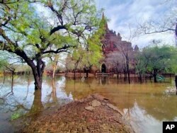 Sebuah candi tua di Bagan, Myanmar tengah, turut diterjang banjir pada 15 Mei 2023. (Foto: via AP)