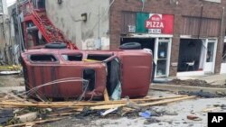 Sebuah mobil terbalik setelah tornado menerjang wilayah Sulphur, Oklahoma, pada 28 April 2024. (Foto: AP/Ken Miller)