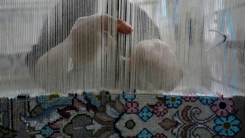 Sanctions, hobbled economy hit Iran's traditional carpet weavers hard ...
