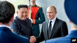 ယခင်မှတ်တမ်းရုပ်ပုံ | ရုရှားသမ္မတ ဗလာဒီမီယာပူတင် (ယာ)နဲ့ မြောက်ကိုရီးယားခေါင်းဆောင် ကင်ဂျုံအွန်းတို့ ရုရှားနိုင်ငံ Vladivostok မြို့က အစည်းအဝေးအတွင်း လက်ဆွဲနှုတ်ဆက်နေကြစဉ် (ဧပြီ ၂၅၊ ၂၀၁၉)