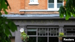 ภาพร้าน The Black Dog ที่เจ้าของร้านเชื่อว่าถูกกล่าวถึงในเพลง The Black Dog ของเทย์เลอร์ สวิฟต์ ในกรุงลอนดอน อังกฤษ เมื่อ 22 เม.ย. 2024 (REUTERS/Toby Melville)