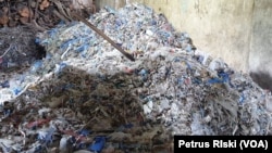 Sampah plastik impor untuk persediaan bahan bakar pabrik tahu (foto Petrus Riski-VOA)