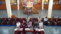 བཞུགས་སྒར་ཉེ་འདབས་སུ་ཆགས་པའི་ས་རཱ་བོད་ཀྱི་མཐོ་རིམ་སློབ་གཉེར་ཁང་དབུ་བརྙེ་ནས་མི་ལོ་ ༢༥ འཁོར་བའི་མཛད་སྒོ།