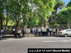 اعتراض کارگران شرکت کنترل ترافیک در مقابل شورای شهر تهران، یک‌شنبه ۱۰ اردیبهشت ۱۴۰۲