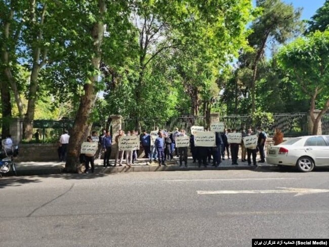 اعتراض کارگران شرکت کنترل ترافیک در مقابل شورای شهر تهران، یک‌شنبه ۱۰ اردیبهشت ۱۴۰۲