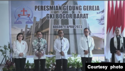 Menko Polhukam Mahfud MD saat meresmikan GKI Yasmin di Bogor pada Minggu (9/4/2023). (VOA/Tangkapan layar) 