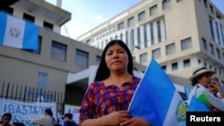 Manifestantes bloquean el edificio del Ministerio Público para exigir la renuncia de fiscales superiores acusados de trabajar para impedir la asunción del presidente electo Bernardo Arévalo, en Ciudad de Guatemala, el 6 de octubre de 2023. 