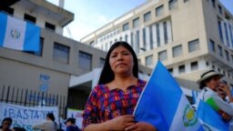 Manifestantes bloquean el edificio del Ministerio Público para exigir la renuncia de fiscales superiores acusados de trabajar para impedir la asunción del presidente electo Bernardo Arévalo, en Ciudad de Guatemala, el 6 de octubre de 2023. 