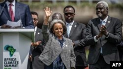 Rais wa Ethiopia Sahle-Work Zewde (katikati) akipungia mkono akiwa na mwenyekiti wa Tume ya Umoja wa Afrika Moussa Faki (kulia) na viongozi wengine wa Afrika huko Nairobi, Septemba 6, 2023. Picha na Luis Tato / AFP. 