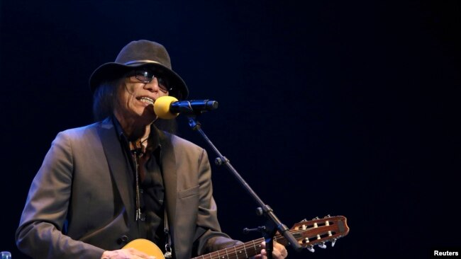 El cantante de folk estadounidense Sixto Rodríguez se presenta en el escenario en Ciudad del Cabo, Sudáfrica, el 9 de febrero de 2013.