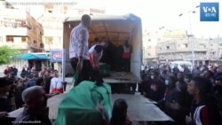 ইসরাইল-গাজা সংঘাত: গাজা ভূখণ্ডে ট্রাকে করে মানবিক ত্রাণ বিতরণ 