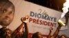 <div>Apoiantes do candidato presidencial da oposição Bassirou Diomaye Faye e do líder da oposição Ousmane Sonko festejam na sede da coligação de Diomaye durante a contagem dos votos, em Liberte 4, Dakar, a 24 de março de 2024.</div>
<div>&nbsp;</div>
