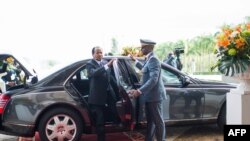 Le président camerounais Paul Biya (L) arrive au sommet extraordinaire de la Communauté économique et monétaire de l'Afrique centrale (CEMAC) à Yaoundé, la capitale du Cameroun, le 22 novembre 2019. 