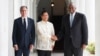 菲律宾总统小费迪南德·马科斯(Ferdinand Marcos Jr.)在菲律宾马尼拉的马拉卡南总统府欢迎美国国务卿安东尼·布林肯(Antony Blinken)和美国国防部长劳埃德·奥斯汀(Lloyd Austin)。(2024年7月30日)