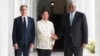 Presiden Filipina Ferdinand Marcos Jr., tengah, menyambut Menteri Luar Negeri AS Antony Blinken, kiri, dan Menteri Pertahanan AS Lloyd Austin di istana kepresidenan Malacanang di Manila, Filipina, 30 Juli 2024. (Basilio Sepe via REUTERS)