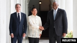 Presiden Filipina Ferdinand Marcos Jr., tengah, menyambut Menteri Luar Negeri AS Antony Blinken, kiri, dan Menteri Pertahanan AS Lloyd Austin di istana kepresidenan Malacanang di Manila, Filipina, 30 Juli 2024. (Basilio Sepe via REUTERS)