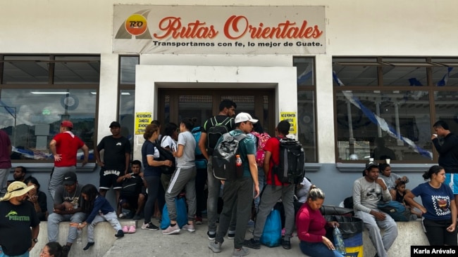 La terminal de autobuses en Esquipulas, Guatemala, luce abarrotada todas las mañanas. [Fotografía Karla Arévalo / VOA]