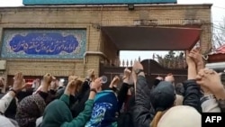 這張截屏照片顯示2023年3月4日伊朗又發生女學生中毒事件後，受害學生家庭聚集在德黑蘭一座伊朗教育部大樓外高呼口號，要求政府查明並懲罰犯罪人。