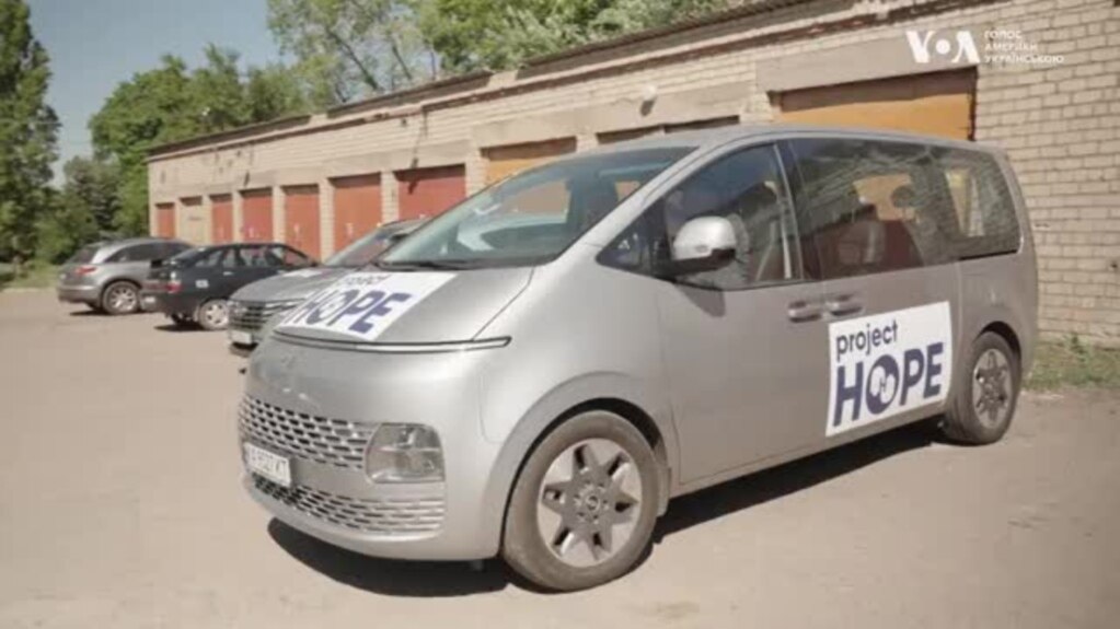 Американські благодійники Project HOPE допомагають лікувати мешканців прифронтових поселень. Відео