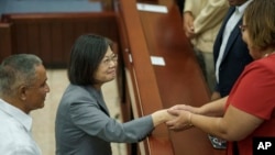 台湾总统蔡英文在伯利兹议会与一名参议员握手。（2023年4月3日）