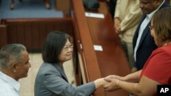 2023年4月3日，台湾总统蔡英文在伯利兹贝尔莫潘结束对国会的访问时与一名参议员握手。（美联社照片）