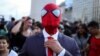 Seorang pria berpakaian Spider-Man menyesuaikan dasinya di pertemuan <em>cosplayer Spider-Man</em>, yang diselenggarakan dalam upaya memecahkan Rekor Dunia Guinness untuk pertemuan terbesar orang-orang berkostum Spider-Man, di Buenos Aires, Argentina. (Reuters)&nbsp;