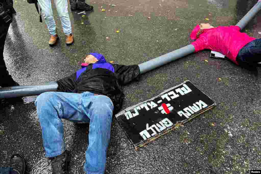 Protesters link themselves with chains and pipes to block the road leading to Israeli Prime Minister Benjamin Netanyahu&#39;s office as his nationalist coalition government presses on with its judicial overhaul, in Jerusalem.