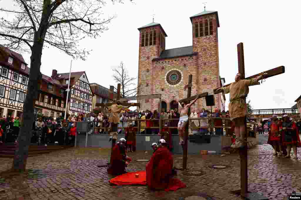 Miembros de la comunidad italiana participan en una recreación de la crucifixión de Jesucristo el Viernes Santo en Bensheim, al suroeste de Frankfurt, Alemania.