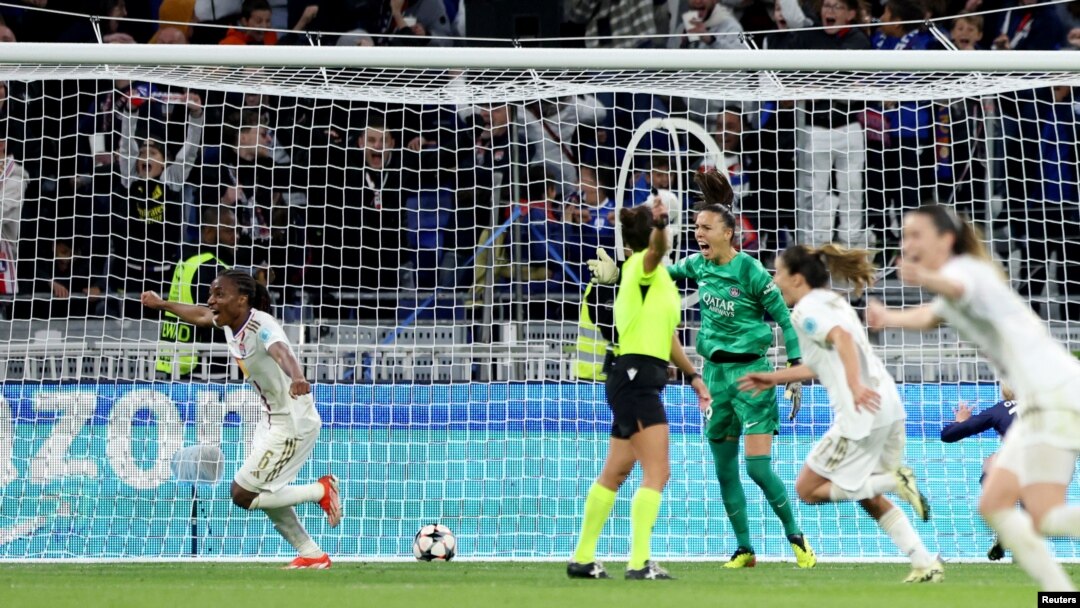 Melchie Dumornay pandan match foutbol Olympique Lyonais kont Paris St. Germain nan peyi la Frans, 20 Avril, 2024. 