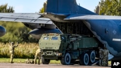 Sistemet e raketave amerikane HIMARS duke u ngarkuar në një avion transporti