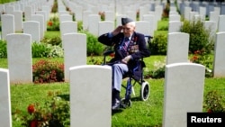 Столетний ветеран войны Бернард Морган салютует павшим героям на военном кладбище союзников в Нормандии. 5 июня 2024г. (Aaron Chown/Pool via REUTERS).