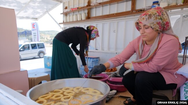 Hatay'da Sermin ve Fadime Yardımcıoğlu Şubat'taki depremler sonrası tatlıcılık yaparak hayata tutunmaya çalışıyor