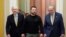 Lãnh đạo Khối Đa số Thượng viện Mỹ Chuck Schumer (phải) và lãnh đạo khối Thiểu số Mitch McConnell (trái) đi cùng Tổng thống Ukraine Volodymyr Zelenskiy khi ông đến thăm Washington, ngày 12/12/2023, để vận động thêm viện trợ.