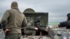 Prajurit berdiri di dekat kendaraan militer di posisi pertahanan, tempat Garda Nasional Ukraina bersiap mempertahankan Odesa, 10 April 2023. (Foto: via Reuters)