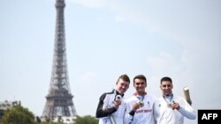 Gold medalist Britain's Alex Yee, silver medalist New Zealand's Hayden Wilde and bronze medalist France's Leo Bergere pose after the victory ceremony for the men's individual triathlon in Paris, July 31, 2024.