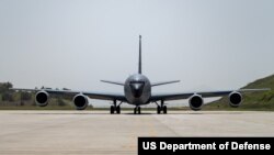 제909 공중급유비행대대에 배치된 미 공군 KC-135가 18일 한국 군산 공군기지에서 이륙을 준비하고 있다. 사진 = 주한 미7공군 제공
