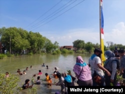 Walhi Jateng dan warga Bedong, Demak, menanam mangrove untuk menekan dampak rob. (Foto: Courtesy/Walhi Jateng)